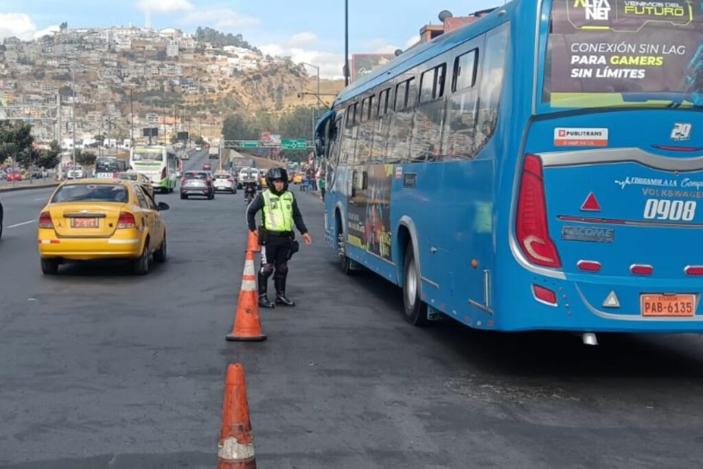 Vigilancia de tráfico durante los horarios restringidos en Quito