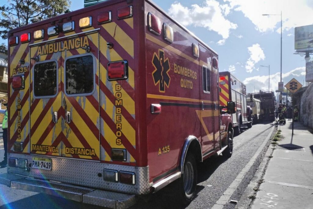 Equipo de bomberos en acción