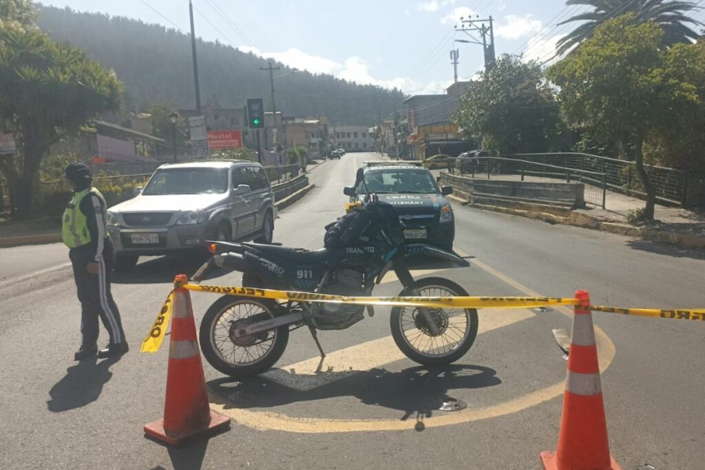 Agentes de tránsito en las calles cerradas para asistir a la ciudadanía