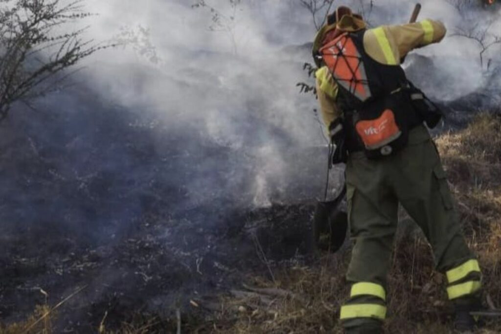 Bomberos combatiendo un suceso en Quito.