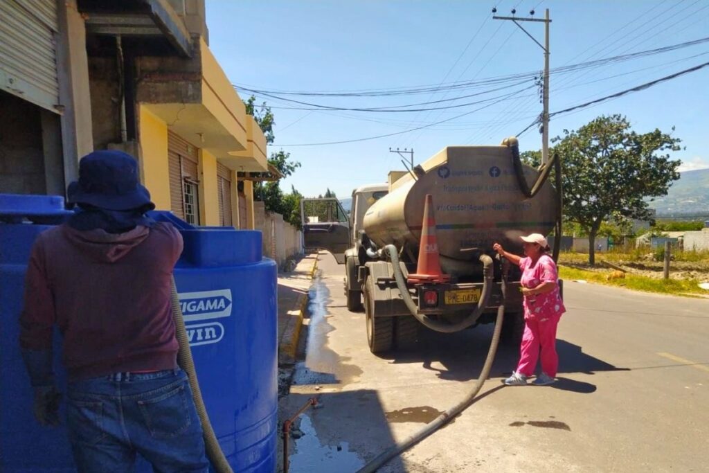 Abastecimiento de agua con tanqueros en Quito