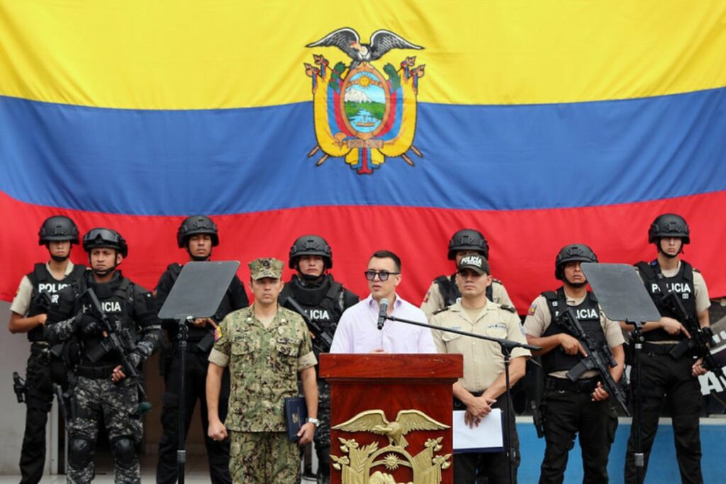 Imagen de Daniel Noboa durante una entrega de fusiles a las fuerzas del orden en Durán