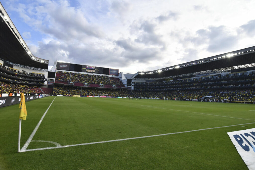 Fotografía del estadio Rodrigo Paz Delgado en un partido de eliminatorias en 2023.