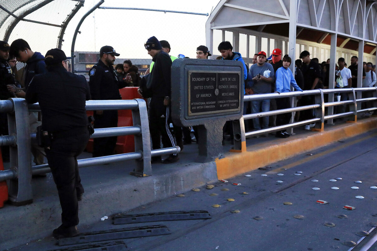 Imagen de la frontera con personas formando fila