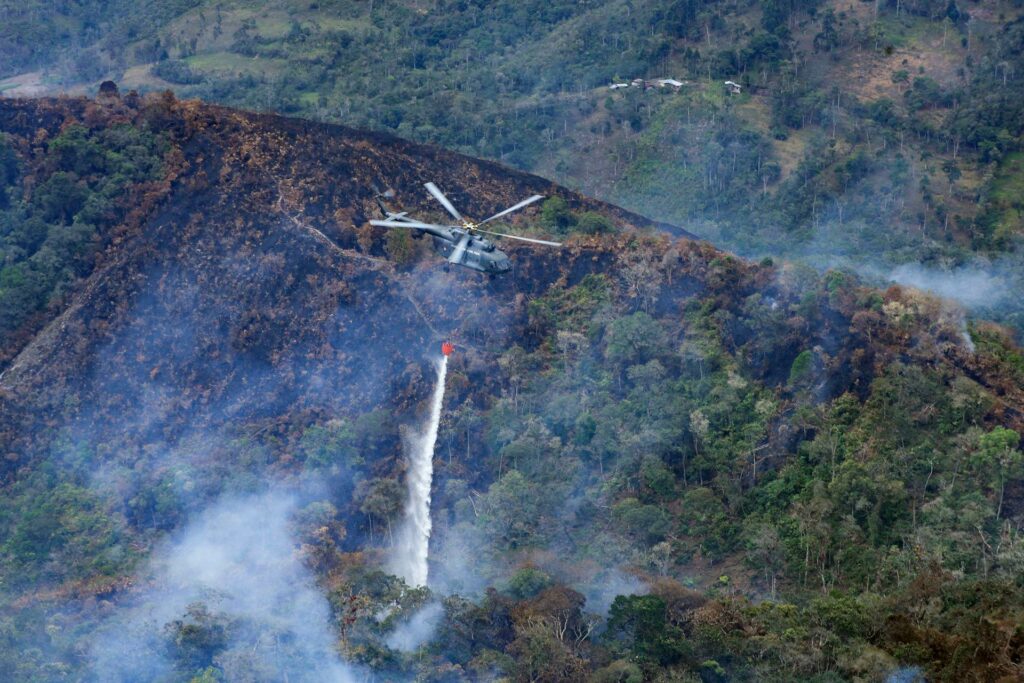 Imagen de un helicóptero con sistema Bambi bucket en acción, cedida por la Presidencia de Perú. Créditos: EFE/ Presidencia de Perú