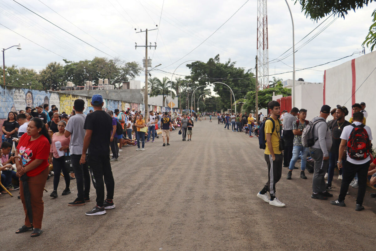 Personas en espera de resolver asuntos migratorios en la frontera.