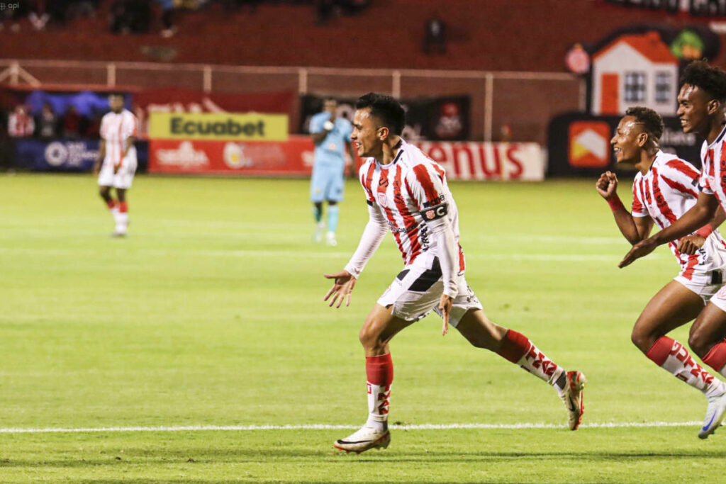 Imagen de un jugador celebrando un tanto con el equipo universitario en la Liga Profesional 2024.