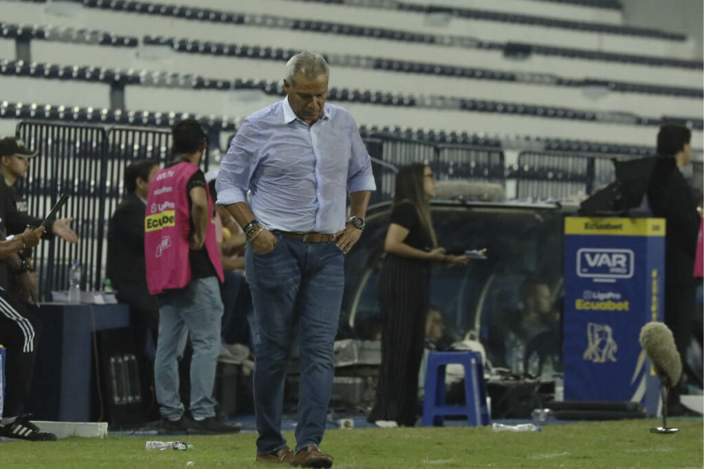 Imagen de Hernán Torres como entrenador en 2024.