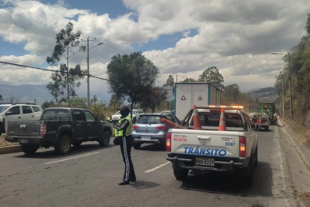 Imagen de vigilancia de agentes de tránsito