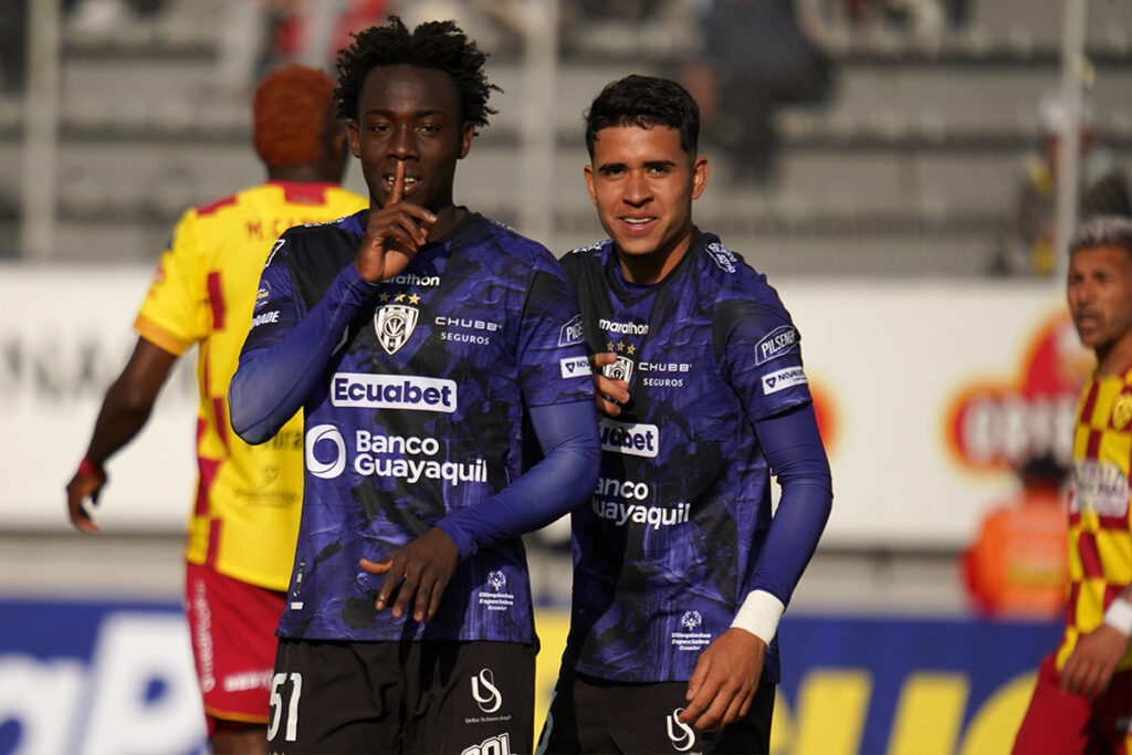 Imagen de Yaimar Medina celebrando un gol con sus compañeros.