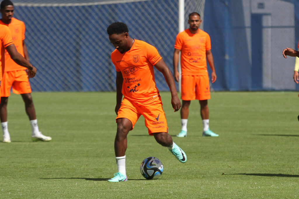 Imagen de John Yeboah durante un entrenamiento con la selección de fútbol de Ecuador